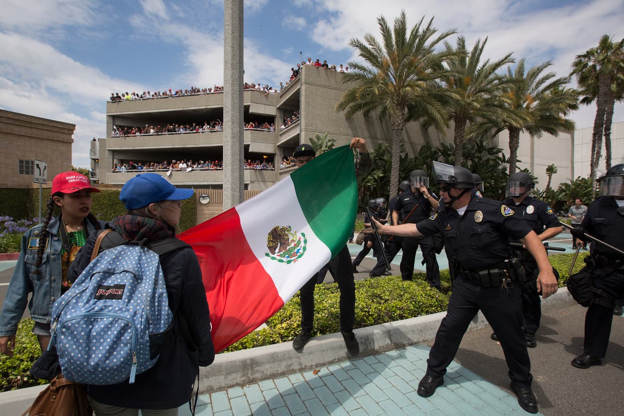 La bandera de México fue protagonista en las protestas contra Donald Trump en Anaheim.