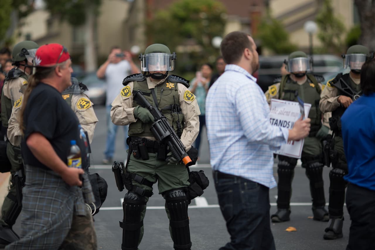 La intervención policíaca intentó evitar que los manifestantes a favor y en contra de Trump se encontraran, y obligó que ni peatones ni vehículos pudieran circular por varias calles de la ciudad.