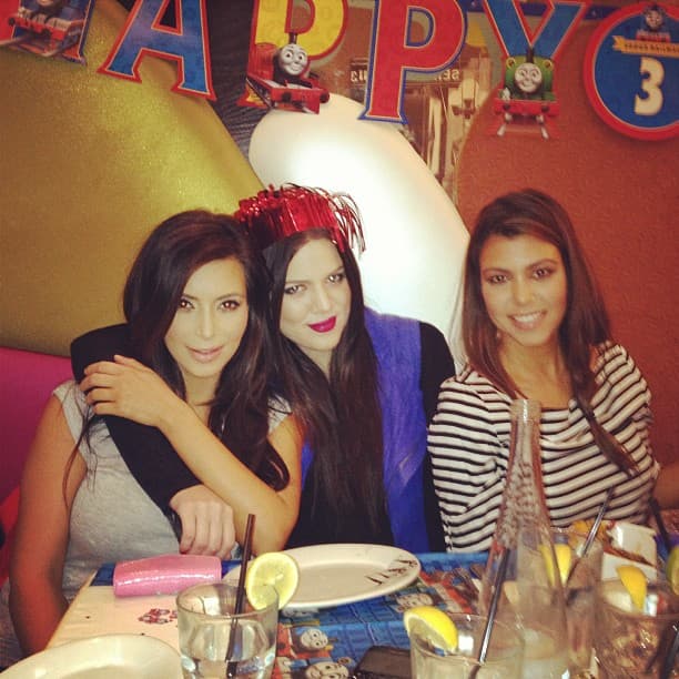 El reality cuenta con varios spin-off, dos de los cuales ha protagonizado Khloé: 'Kourtney and Khloé take Miami', donde se muestra junto a su hermana en la apertura de la tienda de su marca Dash, en Miami Florida, y 'Khloé & Lamar', que siguió a la famosa en su relación con el basquetbolista Lamar Odom.