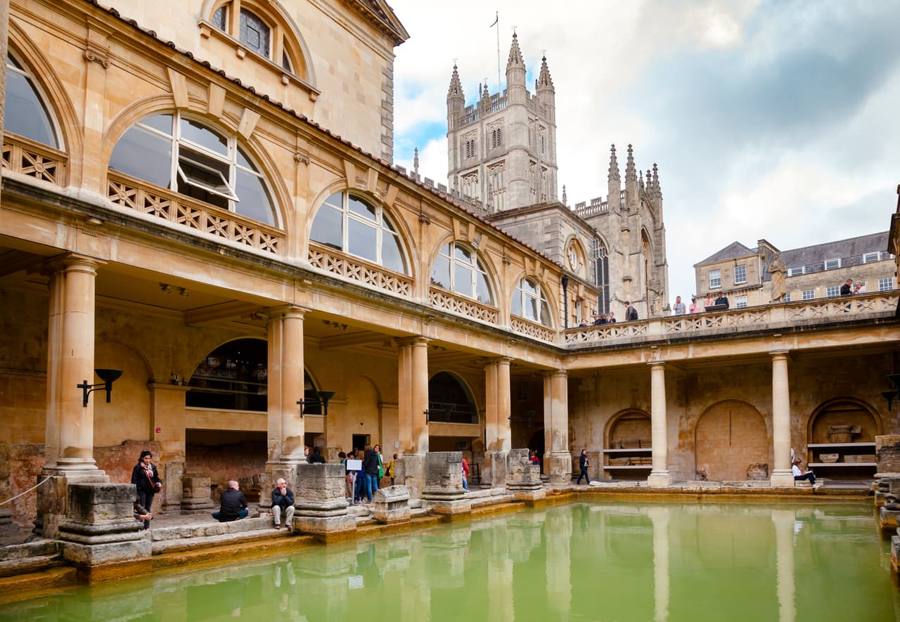 <b>Puesto 8. Baños romanos. Reino Unido.</b>
<br>
<br>Los baños romanos en la ciudad de Bath, Somerset, están en excelente estado de conservación. Se utilizaron como sitios de baños públicos hasta el final del dominio romano en Gran Bretaña en el siglo V d.C. Conservan un manantial, un templo romano y la casa de baños, además de un museo.