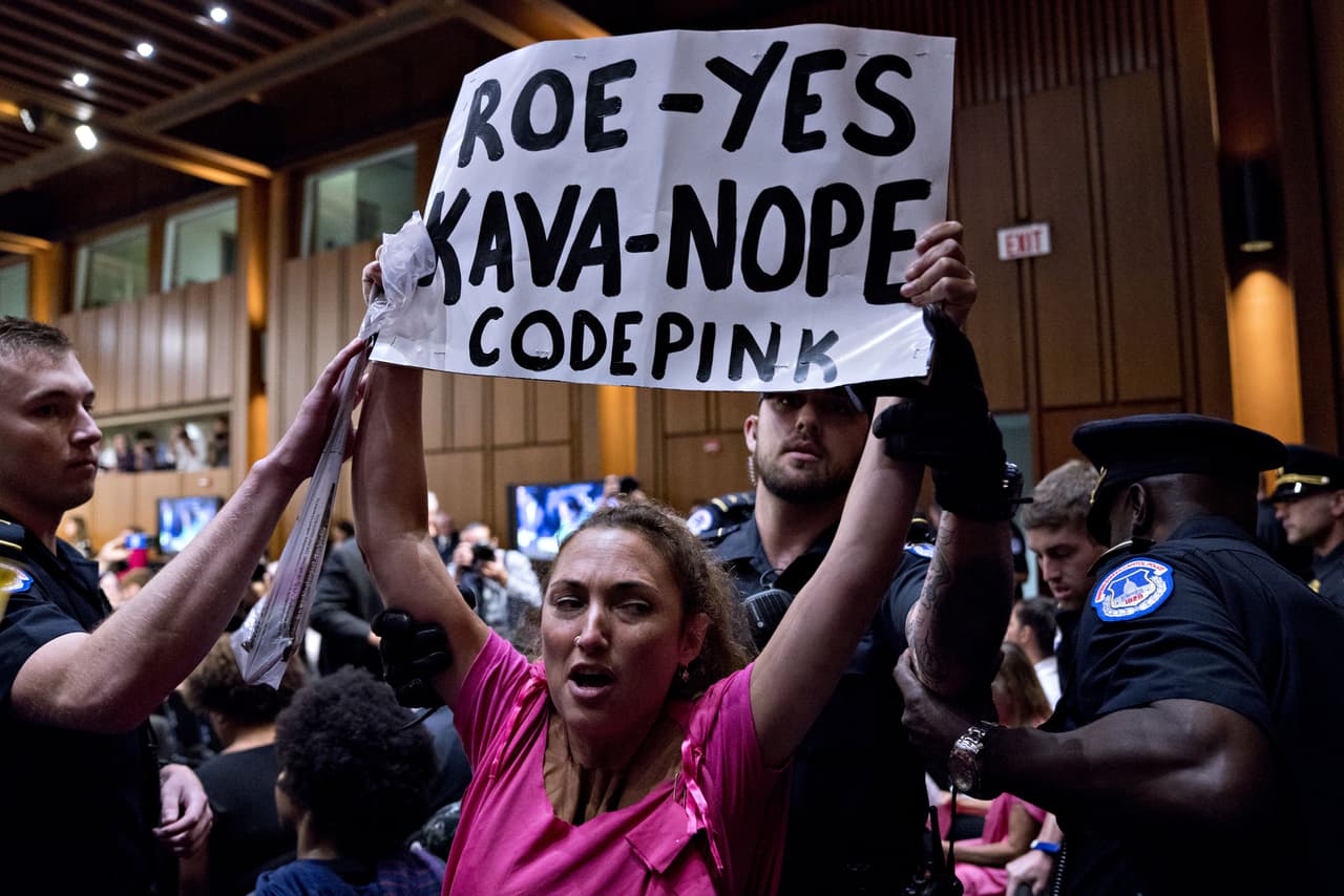 <h3 class="cms-h3-H3">Récord de protestas:</h3> en el Senado nadie recuerda alguna audiencia de confirmación de cargo alguno que haya sido más interrumpida que esta. Desde el martes, decenas de personas que entrabana a la sala como público terminaban siendo arrestadas cuando proferían gritos calificando de "fraude" el proceso y pidiendo a los senadores que votaran en contra de Kavanaugh.