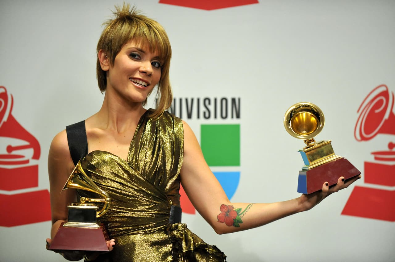 La cantante además complementó su atuendo con el castaño de su cabello.