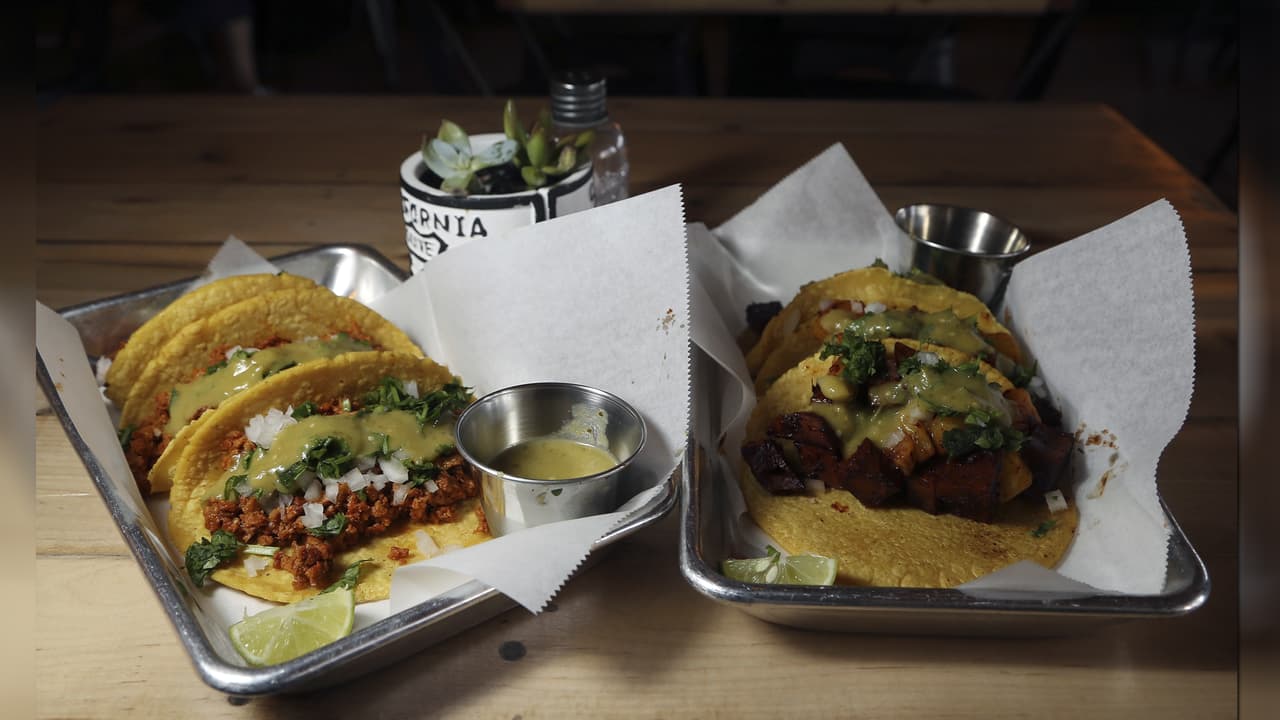 Los tacos son el plato más popular en todo México. La receta es rica y sencilla: Una tortilla, por lo general de maíz, colocas arriba lo que imagines, un poco o mucho de salsa, doblas o enrollas y ¡listo!