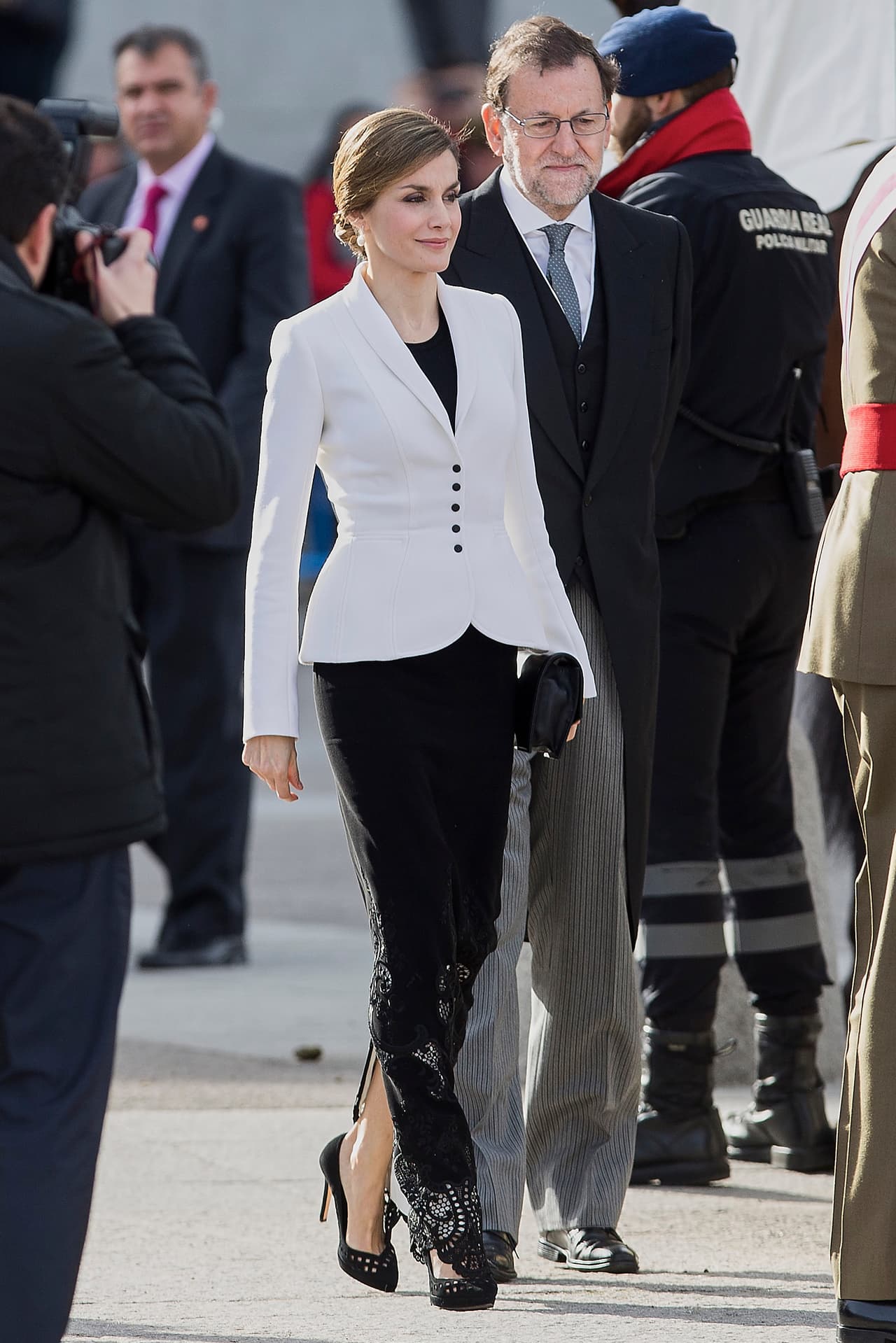 Apelando a una de las más importantes tendencias que determinaría el 2016, Doña Letizia usó para su primer acto oficial este año, un traje largo de Felipe Varela que combinaba una falda con abertura trasera con una chaqueta tipo blazer.