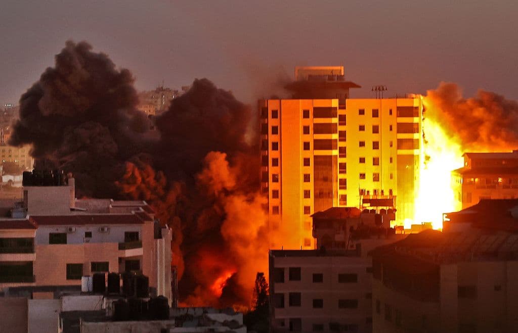 El edificio Hanadi de Gaza colapsa por un ataque aéreo israelí.