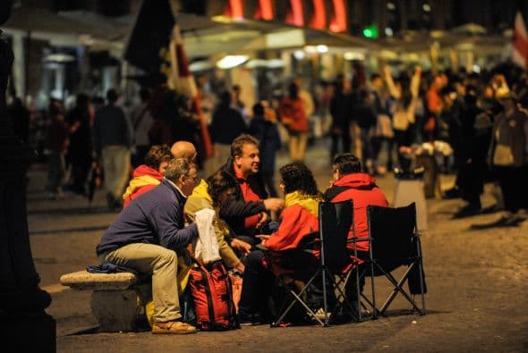 Alrededor de las 22:00 horas (20:00 GMT), lució llena la iglesia del Santísimo Nombre de Jesús, en el Largo Argentina.
