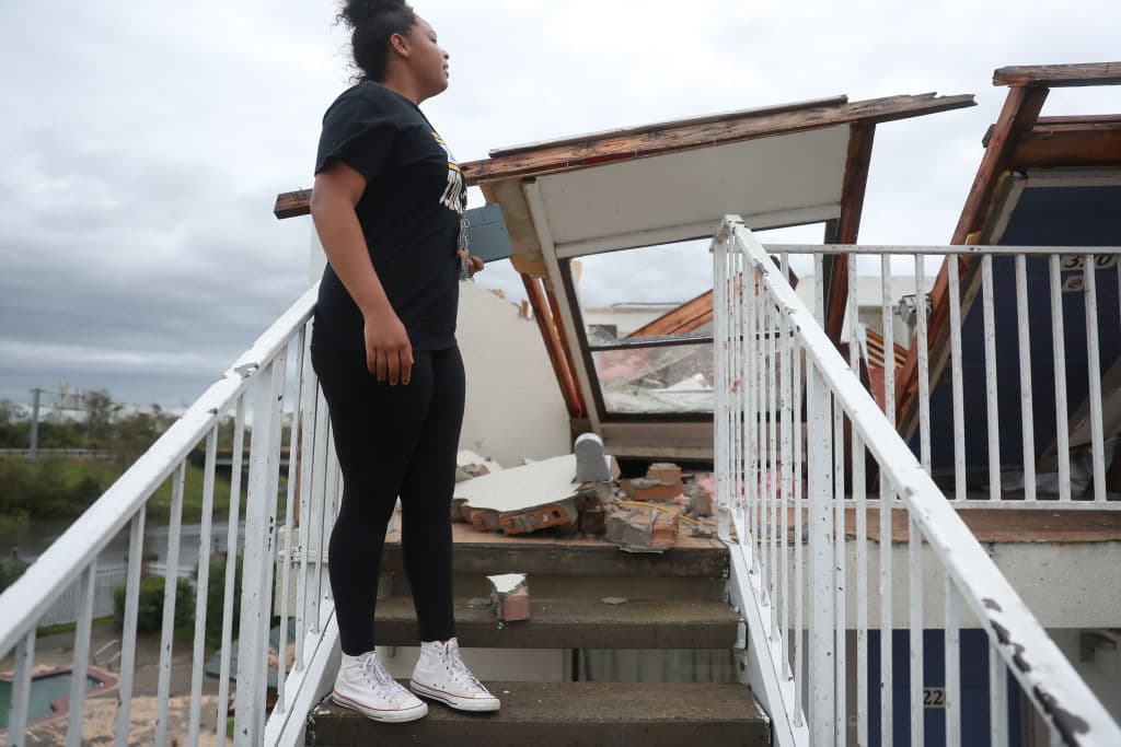 Los daños causados por Laura todavía no han sido cuantificados. Los gobernadores de Louisiana y Texas han declarado que por el momento no se reportan víctimas mortales. Se sabía que en la ciudad de Cameron, por donde entró el huracán, había 150 personas que no acataron las ordenes de evacuación obligatoria y se quedaron allí.