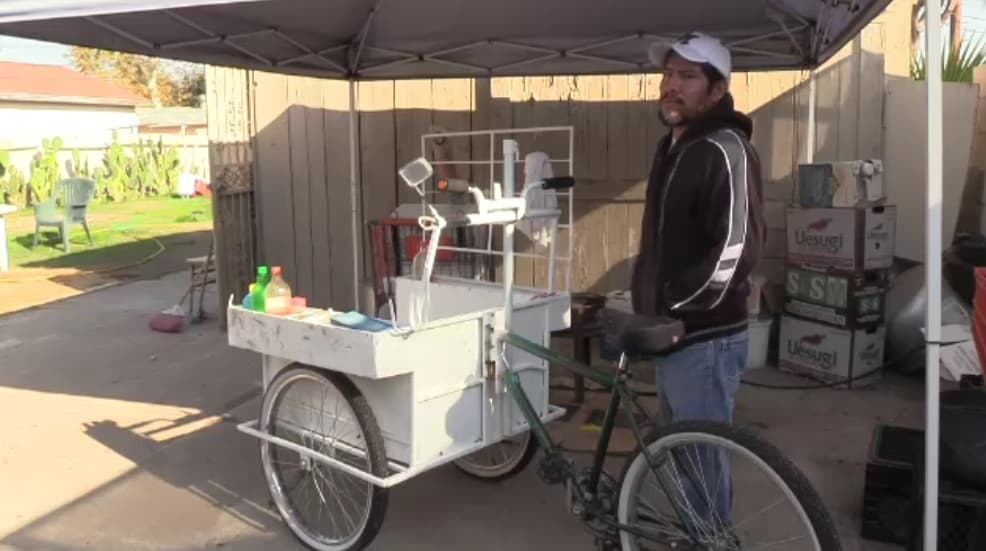 "Yo trabajo para mandarle a mi familia", lamenta vendedor ambulante que fue víctima de golpiza