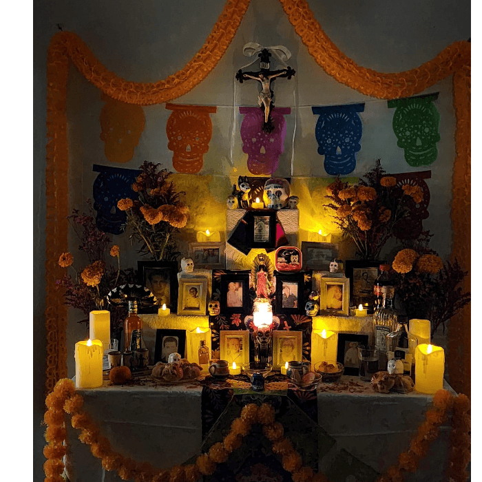 "Familia mixta: ofrenda compuesta de mi familia tanto materna como paterna y también familia de la esposa de mi papá".