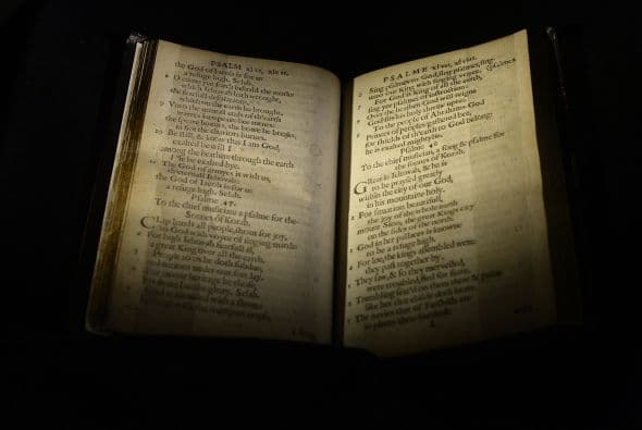 Cultura de lujo. Un libro antiguo te ofrece, además de la riqueza cultural que puede encerrar algo escrito hace cientos de años, te puede hacer millonario. El Bay Psalm Book (El Libro de Salmos de la Bahía) alcanzó en la subasta de Sotheby’s un precio de 14.16 millones de dólares.