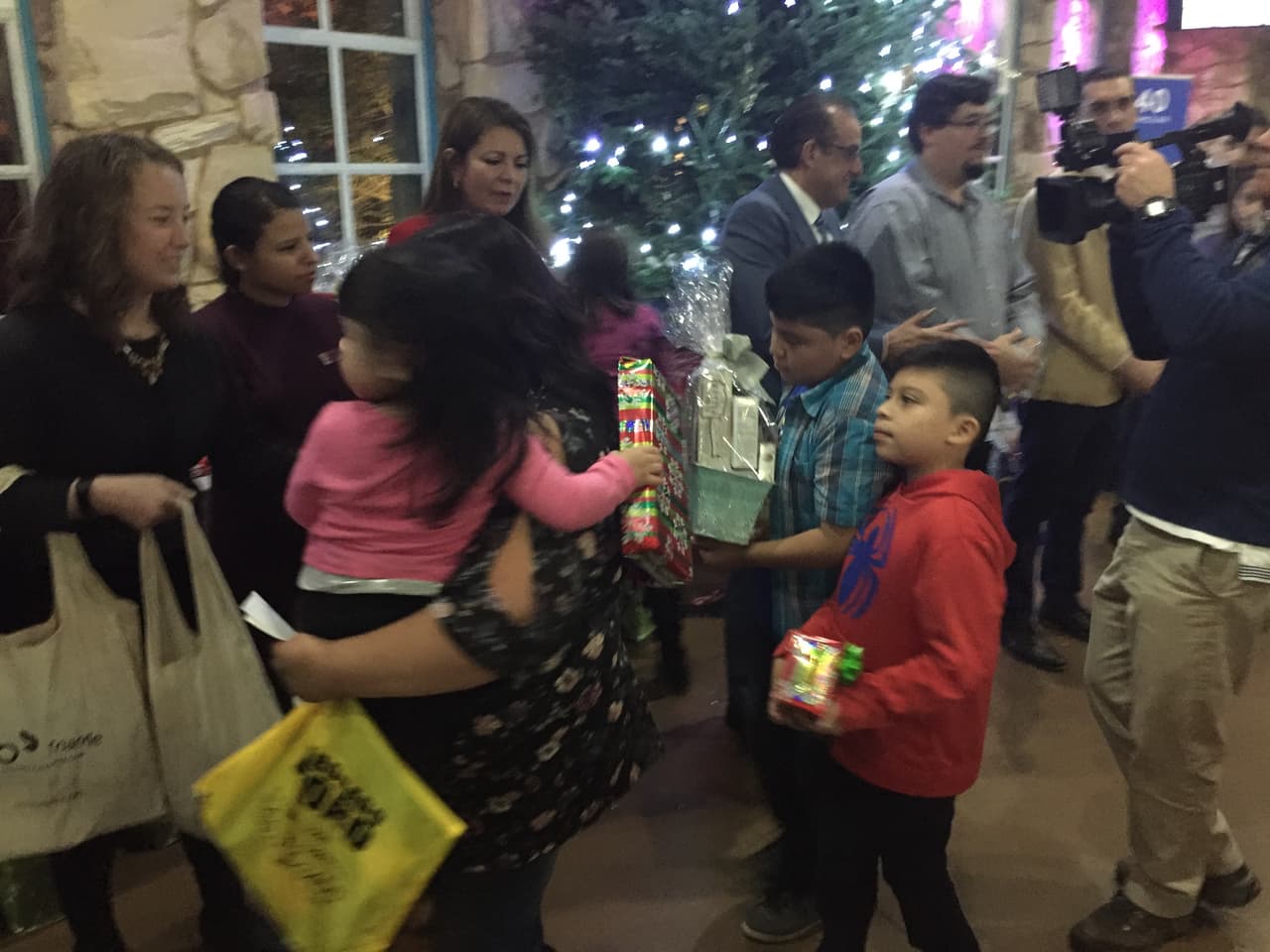 Las familias disfrutaron de una cena deliciosa en compañía del equipo que diariamente lleva a la comunidad las noticias más relevantes de la región.
