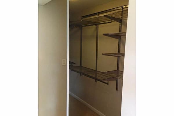 Además, compró electrodomésticos de acero inoxidable, barra de desayunos, dos lavabos y un horno doble.