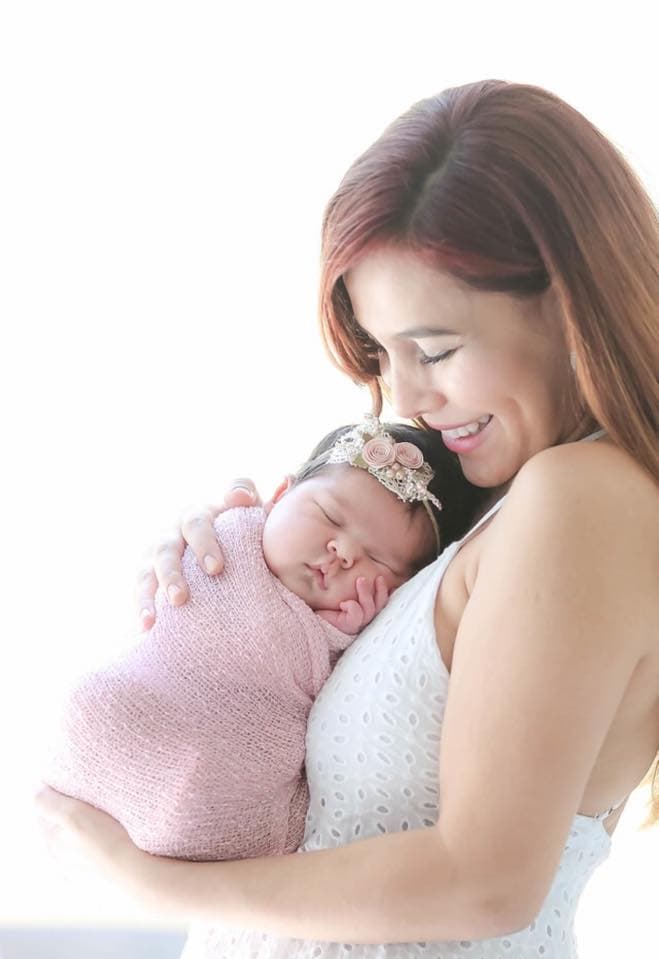 Una de las primeras cosas que hizo Vela al convertirse en mamá fue hacerse una sesión de estudio con un fotógrafo profesional.