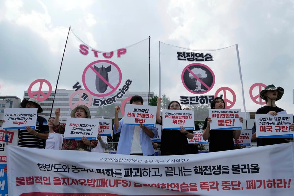 Manifestantes surcoreanos celebran una marcha en contra de las maniobras militares conjuntas Escudo de Libertad Ulchi entre Estados Unidos y Corea del Sur, ante la oficina presidencial en Seúl, este lunes 18 de agosto de 2025. Las pancartas dicen "Detengan el ejercicio militar entre Estados Unidos y Corea el Sur".