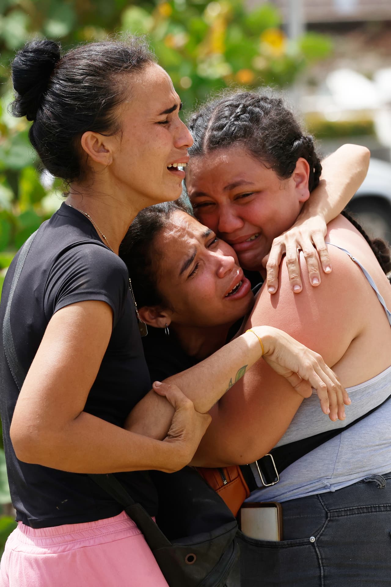 Personas caminan entre los escombros de edificios dañados tras los terremotos en La Guaira, Venezuela, el 25 de junio de 2026.