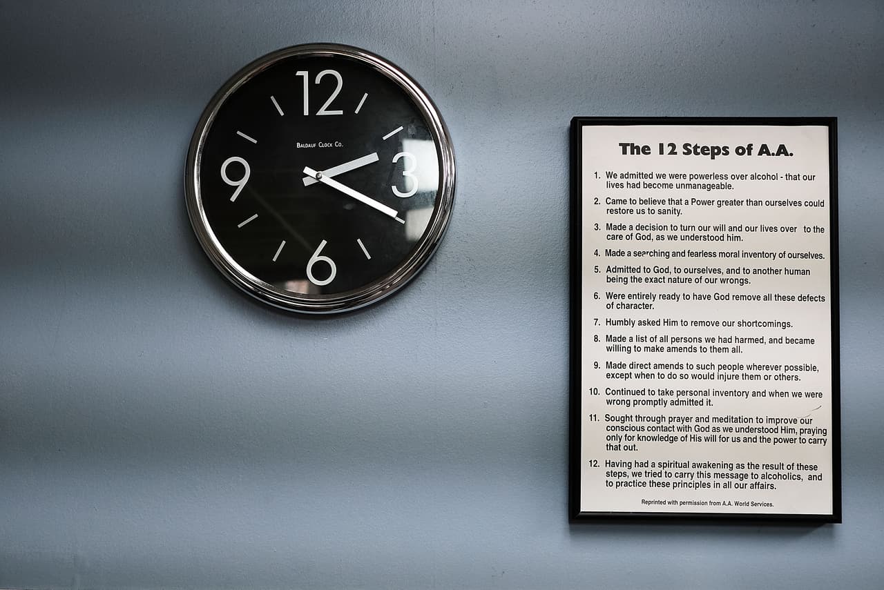 Los 12 pasos de Alcohólicos Anónimos están desplegados en una de las paredes del centro. Aunque fueron diseñados en 1930 exclusivamente para ayudar a quienes eran adictos al licor, ahora muchos grupos que tratan 
<a href="http://www.univision.com/nueva-york/wxtv/noticias/drogas-y-adicciones/las-adicciones-un-mundo-en-el-que-quedan-atrapados-miles-de-personas-en-el-primer-intento-video">otros tipos de adicciones</a> los implementan.
<br>