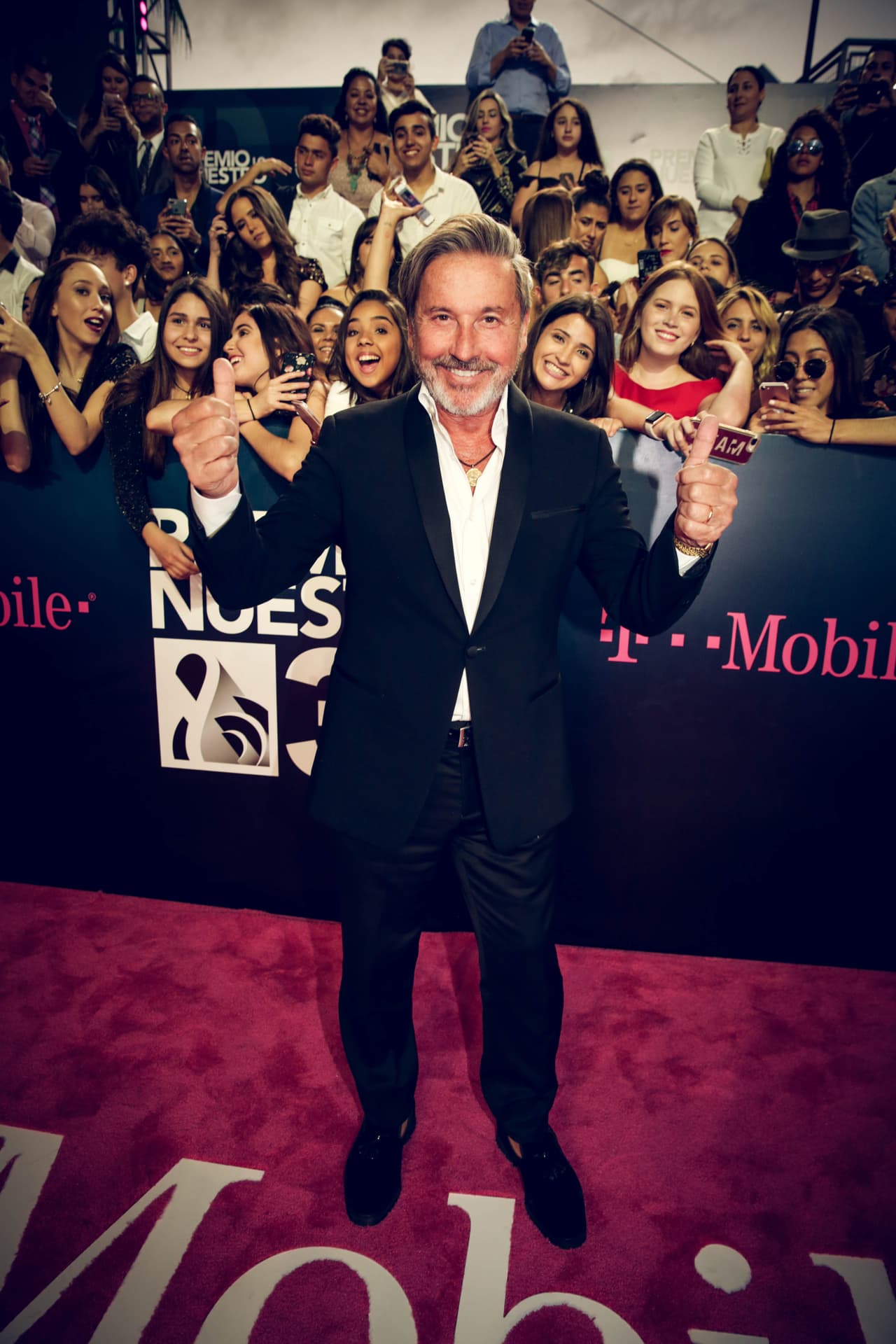 Ricardo Montaner de negro con mucha elegancia.