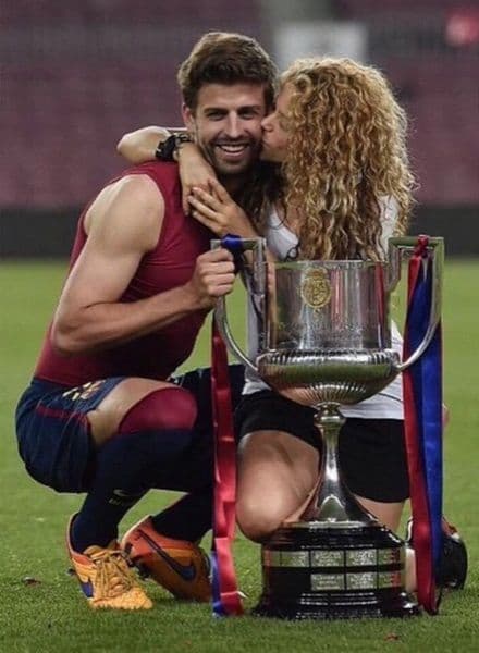 Un beso para la historia es el que Shakira le dio a Piqué luego de que su equipo resultara otra vez ganador.