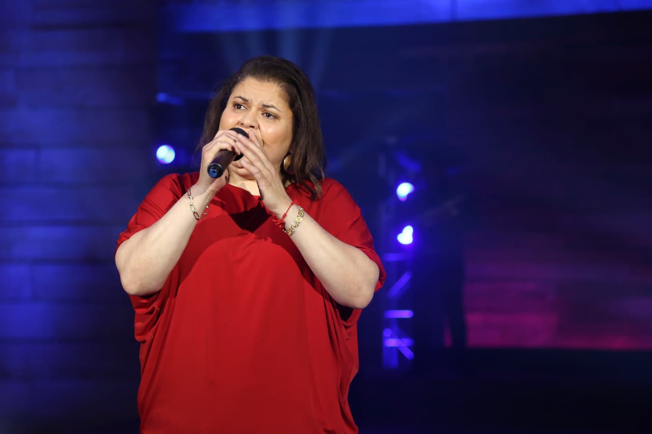 <a href="http://www.univision.com/shows/la-reina-de-la-cancion/sandra-padilla-vs-olivia-calderon-quien-logro-la-mejor-interpretacion-de-si-nos-dejan-video">Olivia Calderón también interpretó 'Si nos dejan'</a>.