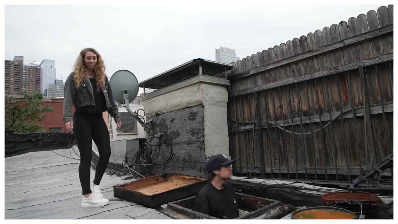 Como algunos días trabaja desde su casa, se escapa a la azotea para trabajar desde ahí, con los rascacielos de Manhattan como fondo.