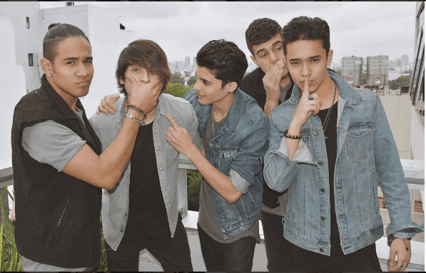 Luego del lanzamiento este año del tema 'Pretend', que está interpretado en español e inglés, la banda aseguró que les interesa cantar más en 
<i>spanglish</i>, pues sus fans pertenecen a una generación que se comunica con ambos idiomas. Además, de esta manera también pueden acercarse a sus fans que no hablan español y a los que no hablan inglés.