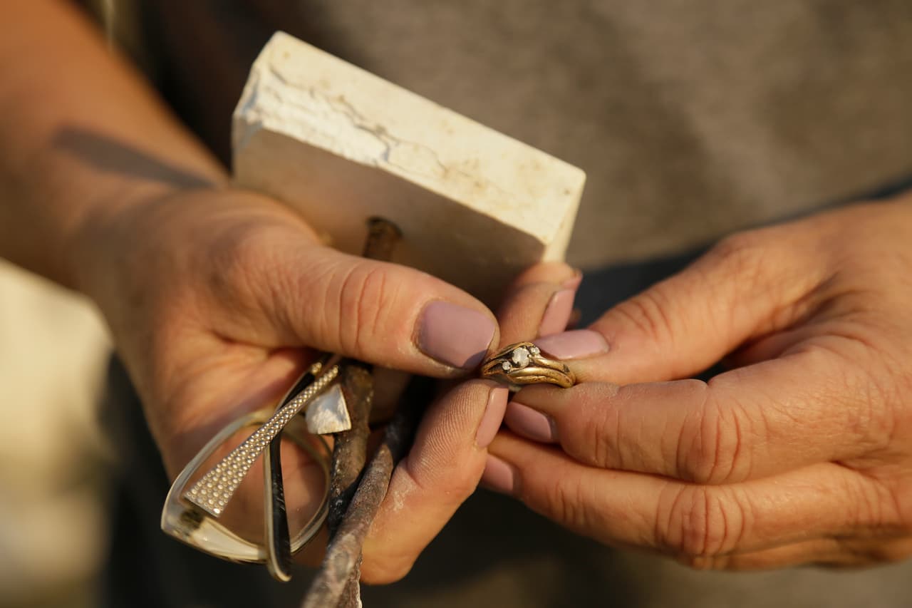 Tammy Christiansen encontró su anillo de matrimonio y un trofeo de su hijo entre los escombros del sitio donde una vez estuvo su casa.
