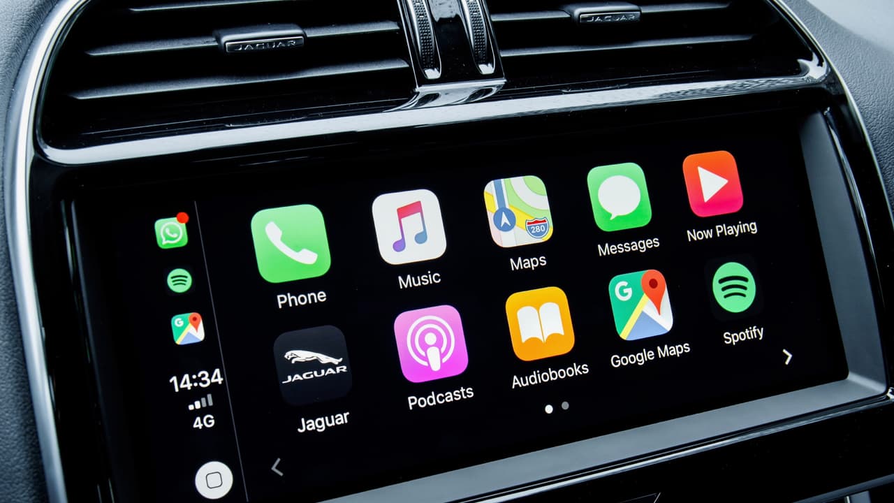 El Jaguar XE 2020 incluye compatibilidad con los sistemas Apple CarPay y Andriod Auto estándar a través de todas sus versiones.