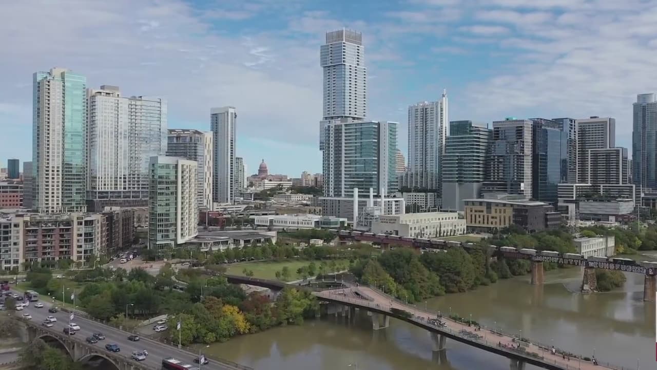 <b>Sede de Tesla en Austin </b>
<br>
<br>
<a href="https://www.univision.com/local/austin-kakw/tesla-anuncia-el-traslado-de-su-oficina-central-a-la-ciudad-de-austin-video">La sede del gigante tecnológico Tesla se moverá de Palo Alto, California, a Austin,</a> Texas, según lo anunció el director ejecutivo Elon Musk durante una reunión de accionistas de la compañía la pasada semana. La reunión tuvo lugar en la planta de ensamblaje de vehículos de Tesla en construcción en las afueras de Austin. Sin embargo, se informó que la compañía planifica aumentar la producción en su planta de California independientemente del traslado de la sede.