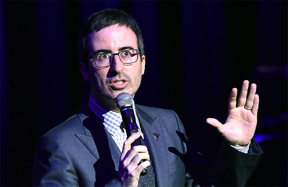 El comediante John Oliver le paga las deudas médicas a miles de personas en Texas