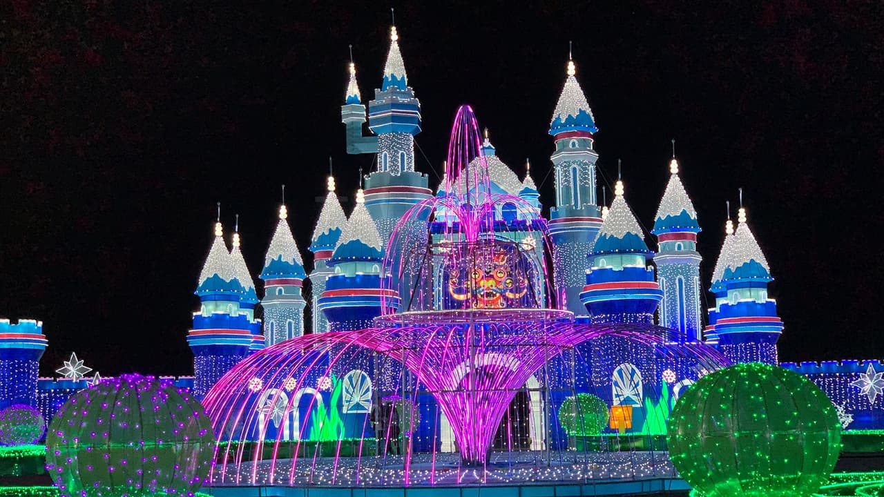 Esta celebración navideña dura 52 días y ocupa 20 acres en un espacio al aire libre.
