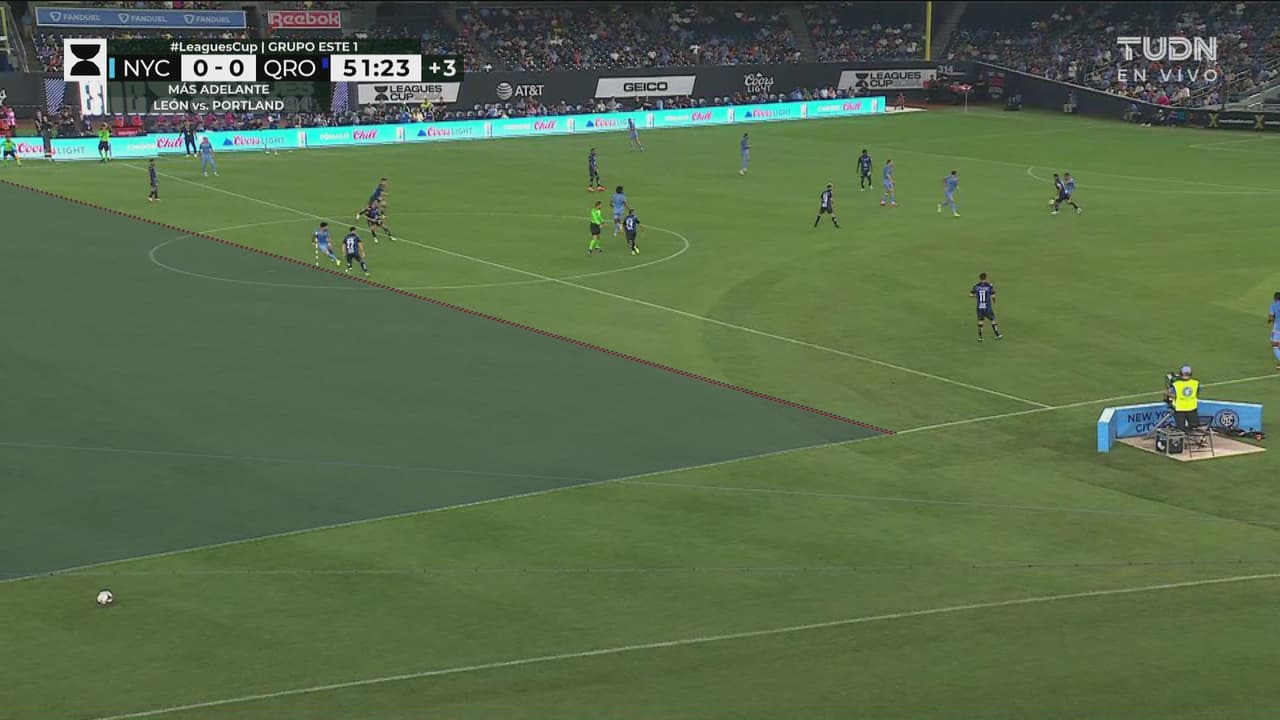 ¡Se salva Gallos! Revisaron un posible penalti, pero hubo offside previo