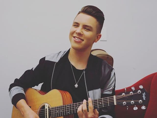 A los siete años Jonatan le pidió una guitarra a su padre, así fue como empezó a aprender a tocar canciones de artistas como Los Tigres del Norte, Los Temerarios y Conjunto Primavera.