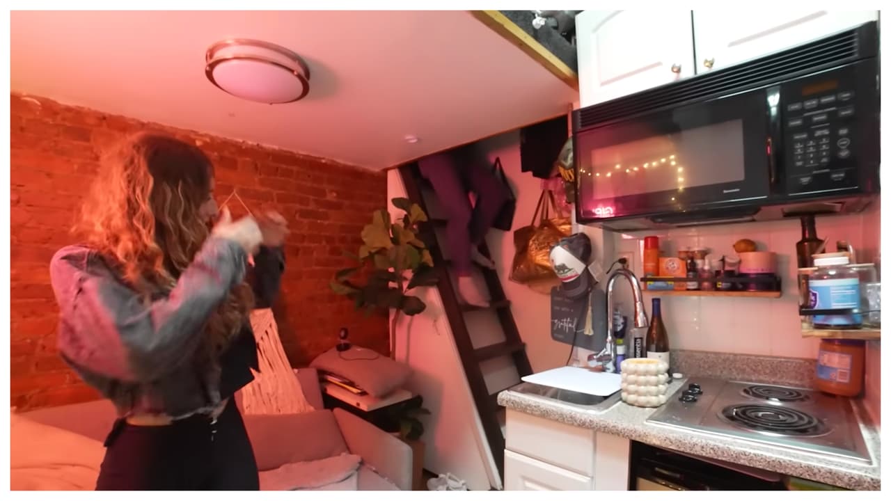 Paga $650, pero a cambio, tiene que sacarle el máximo provecho hasta a la última pulgada del lugar. Cuenta que no cocina muy a menudo, pues tiene que comprar los alimentos frescos porque no tiene dónde guardarlos.