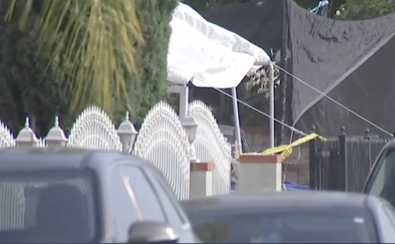 La persona que encontró a los menores dijo a Oswaldo Borráez, reportero de Univision 34 Los Ángeles, que los tres niños estaban sobre la cama. Además, aseguró que
<b>los menores estaban junto a su mamá quien intentó quitarse la vida cortándose las venas y tenía una atadura en el cuello.</b>