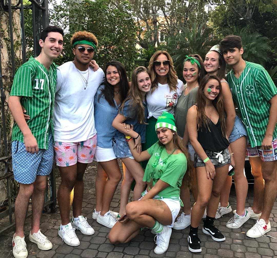 Ellas siempre han sido muy unidas. En esta fotografía que publicó Lili, se observa que tambi´én disfruta convivir con los amigos de su hija, como en el pasado St. Patrick's Day.