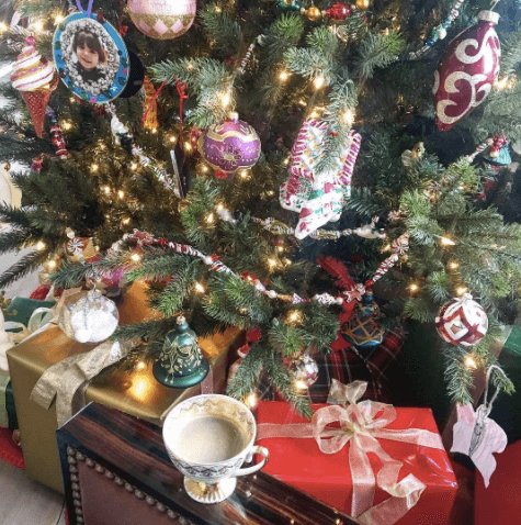 ¿Arbolito con café? Así lo quiso Thalía y así lo presumió. Después de todo, nadie quiere que Santa Claus se quede dormido.