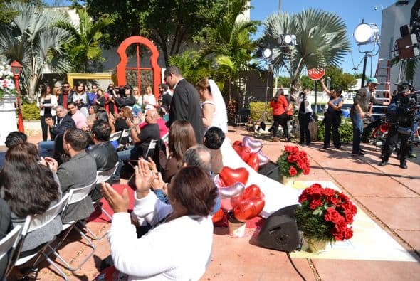 La primera en desfilar hasta el altar fue Belquis, acompañada por su hijo.