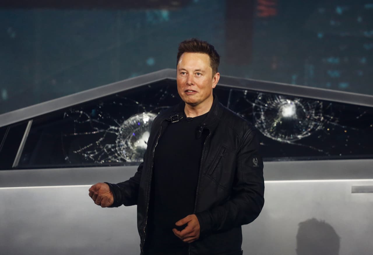 La fallida maniobra, que está entre los primeros lugares de lanzamientos vergonzosos en la industria automotriz, fue justo después de que el director general Elon Musk se jactara de la fortaleza del “cristal Tesla blindado” en la “cibercamioneta” con forma de cuña.