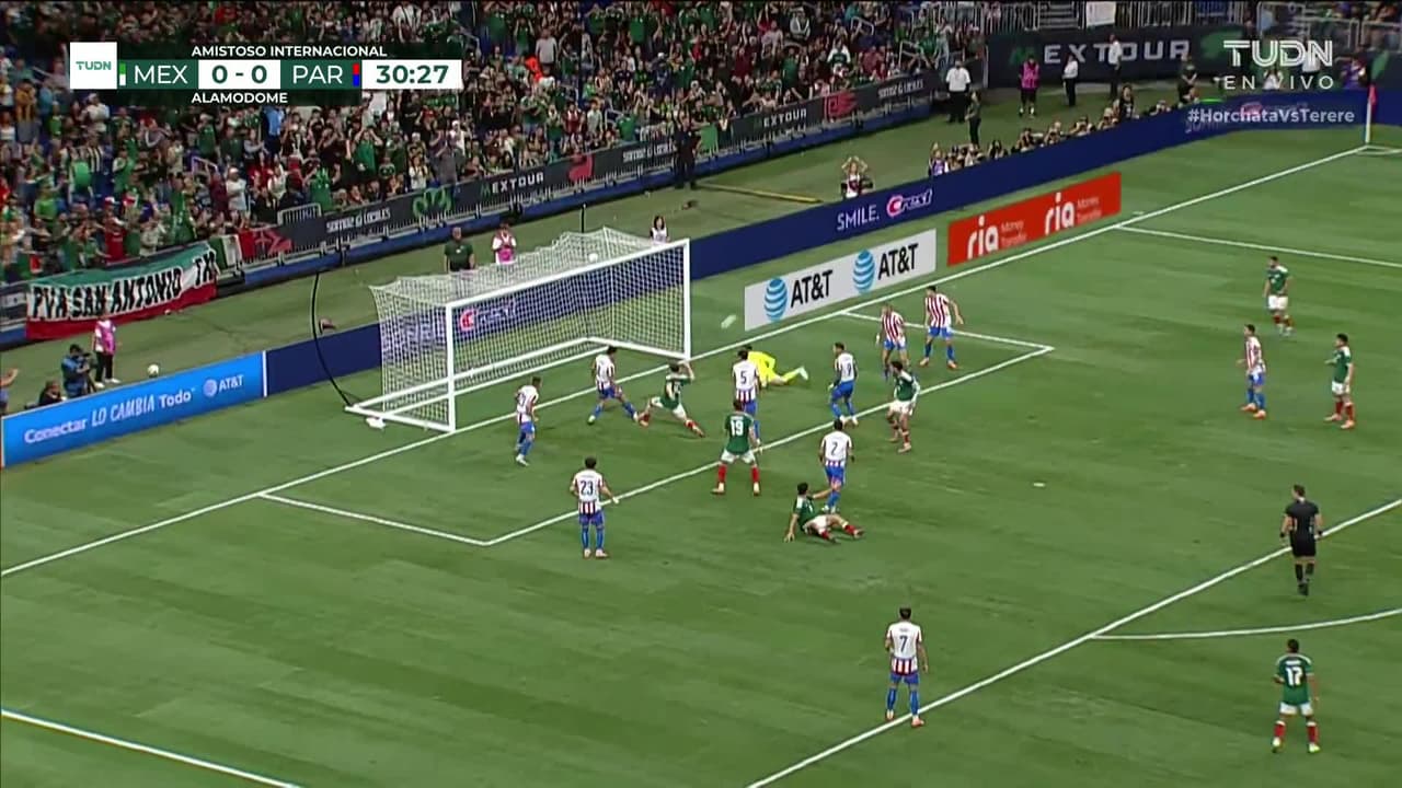 ¡TIRO ATAJADO! disparo por Edson Álvarez.