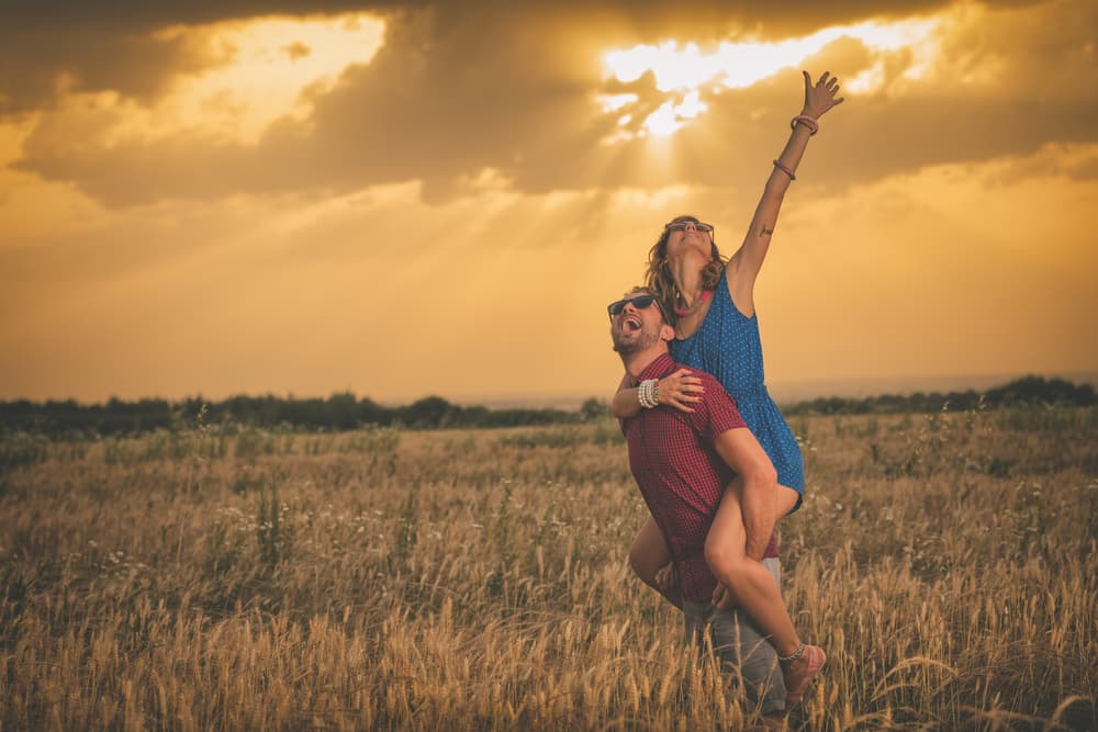 <b>Acuario</b>
<br>¡Con tu pareja del signo Acuario estarás siempre proyectándote al futuro! El libre acuariano es imprevisible y espontáneo, original, creativo y humanitario, lleno de ideas innovadoras y espectaculares, alguien que vive siempre adelantado a su época y te sorprenderá cada día con su fértil imaginación y visión de tiempo, y cuando estén en la intimidad te hará sentir fuera de este mundo.