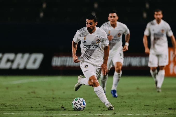 Con goles de Sebastián Lletget y Cristian Pavón, el LA Galaxy golea al LAFC en el clásico de Los Angeles.