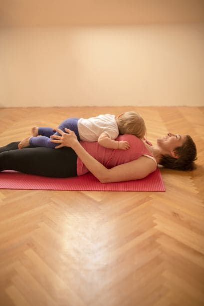 Vuélvelo natural. Si ya has hecho yoga antes de ser mamá, y tu bebé tiene escasos días, puedes recostarlo junto a ti en tu ‘mat’ mientras practicas tu rutina.