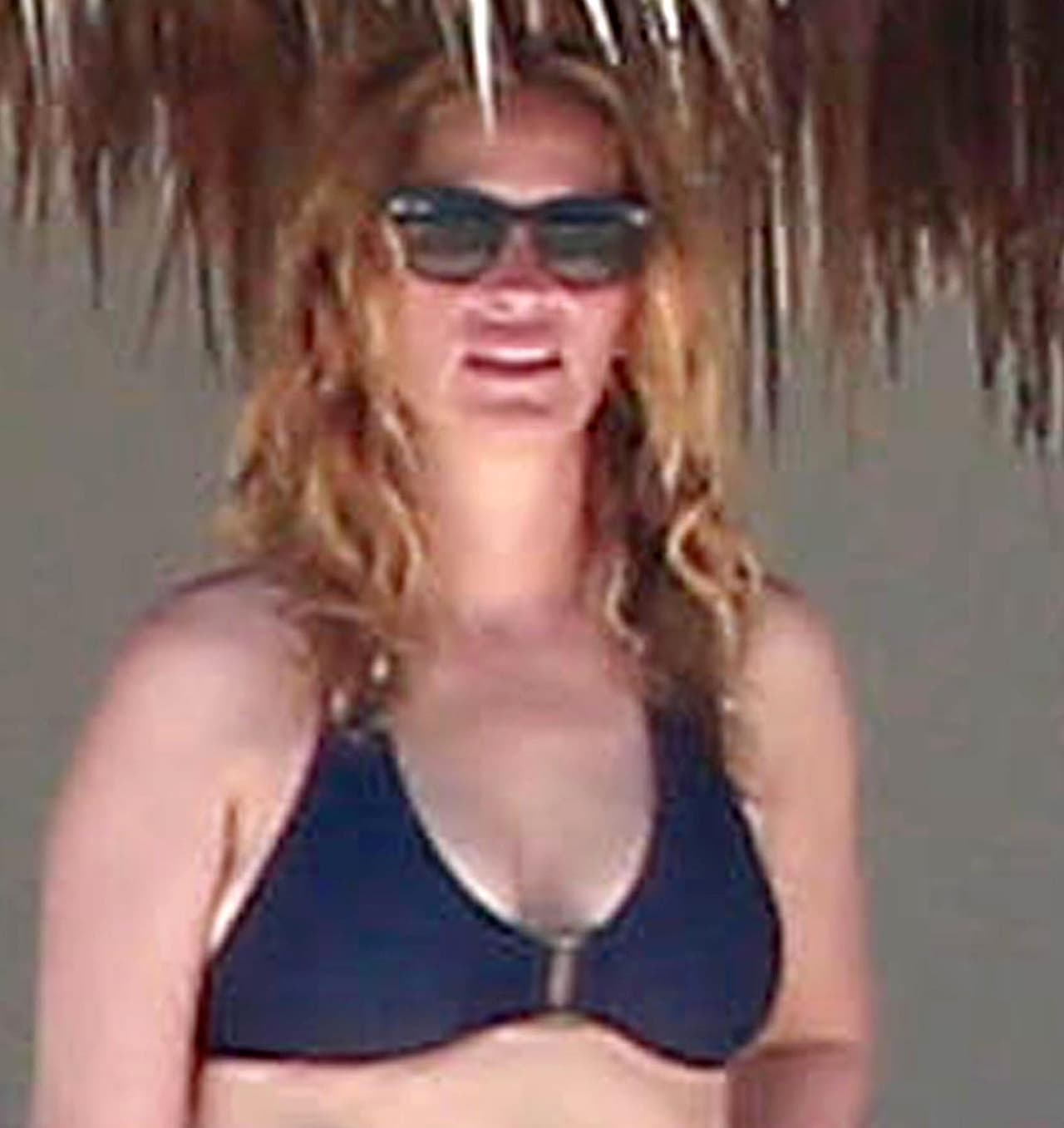 Usó un bikini negro.