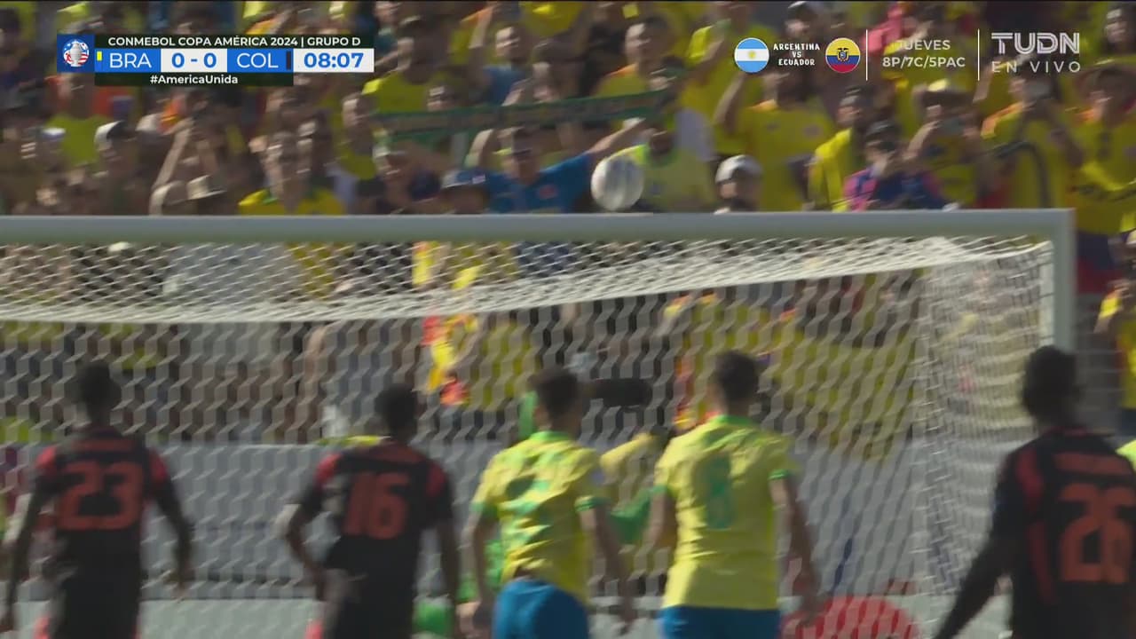 ¡Palo! James cobra el tiro libre y revienta el travesaño