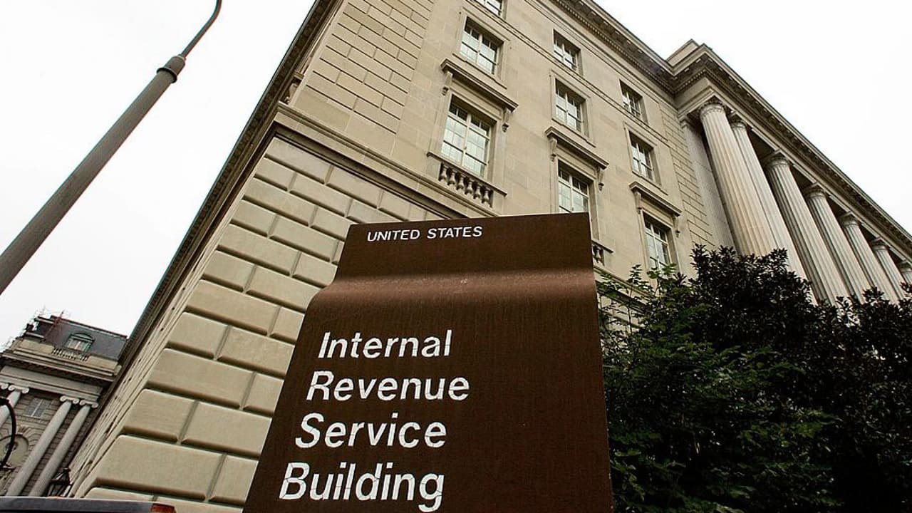 <b>No falsee sus declaraciones ante el IRS</b>
<br>El preparador de impuestos Brayan Coca asegura que quienes desean aprovecharse de los créditos tributarios que brinda el gobierno pueden enfrentarse a cargos por fraude fiscal, lo cual trae graves efectos legales y financieros. "El IRS haría una investigación y, en caso de que usted salga culpable, podría obtener una multa del 20 al 75% del crédito que está reclamando".