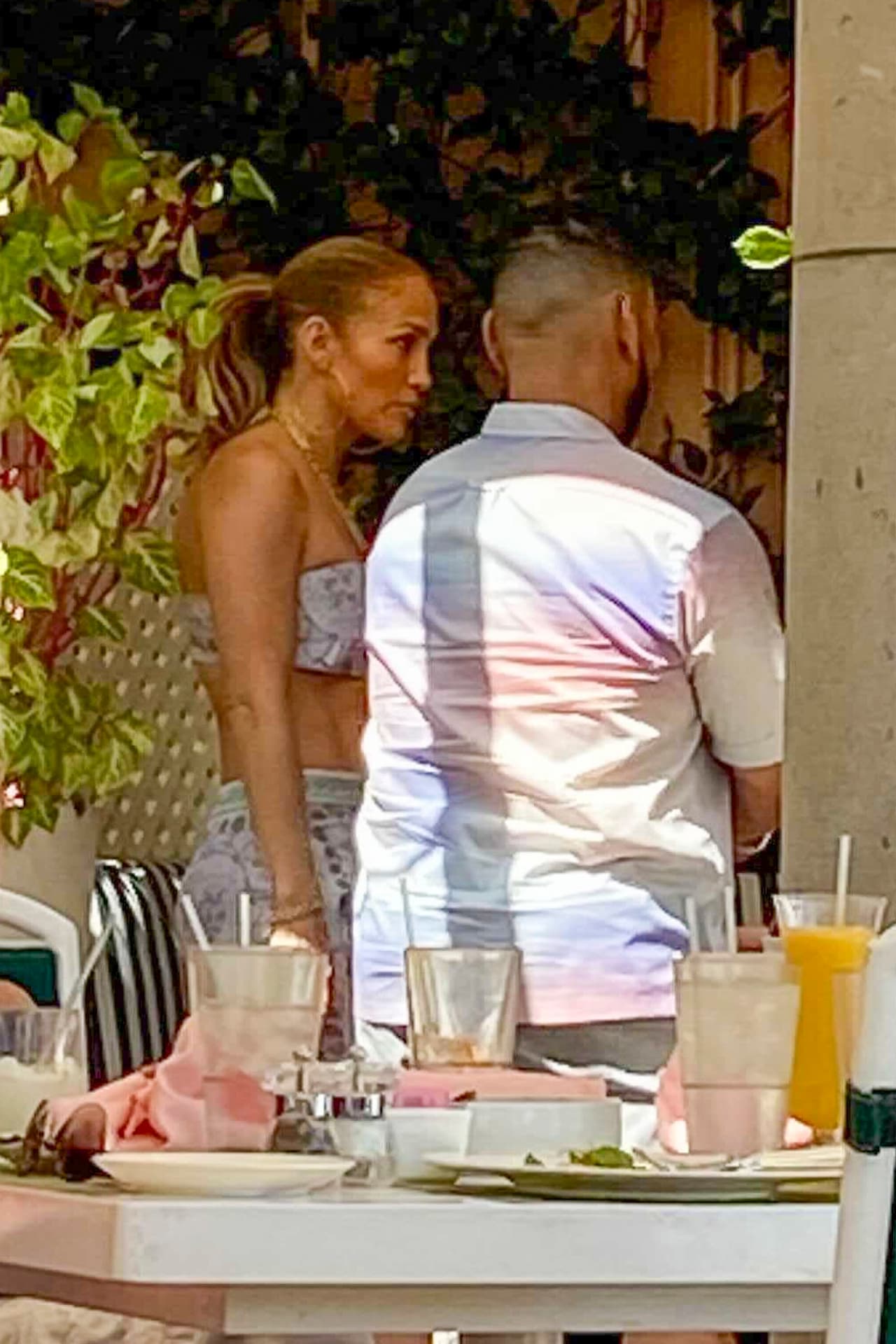 En la comida también estuvo su mánager Benny Medina. TMZ detalló que al momento de la cita con su hijo y su colaborador estaba rodeada de una gran cantidad de guardias de seguridad.