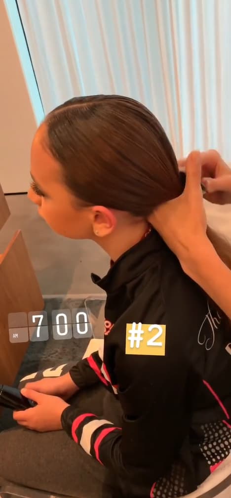 En sus historias de Instagram, A-Rod compartió paso a paso el proceso de maquillaje y peinado que JLo aplicó a su hija Ella. 
<br>