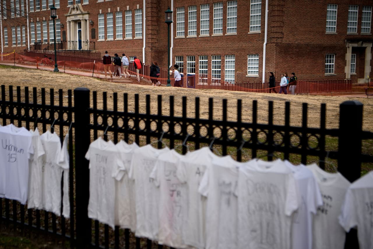 La estudiante Julia Brighton aseguró que sufrió con pesadillas durante meses y que prefería no entrar a la secundaria Stoneman Douglas, solo colocaría flores en el monumento conmemorativo frente al campus. En la fotografía la secundaria Bethesda-Chevy Chase de Bethesda, de Maryland, donde los estudiantes colgaron 671 camisetas blancas, cada una con el nombre de un adolescente asesinado por armas de fuego en 2018.