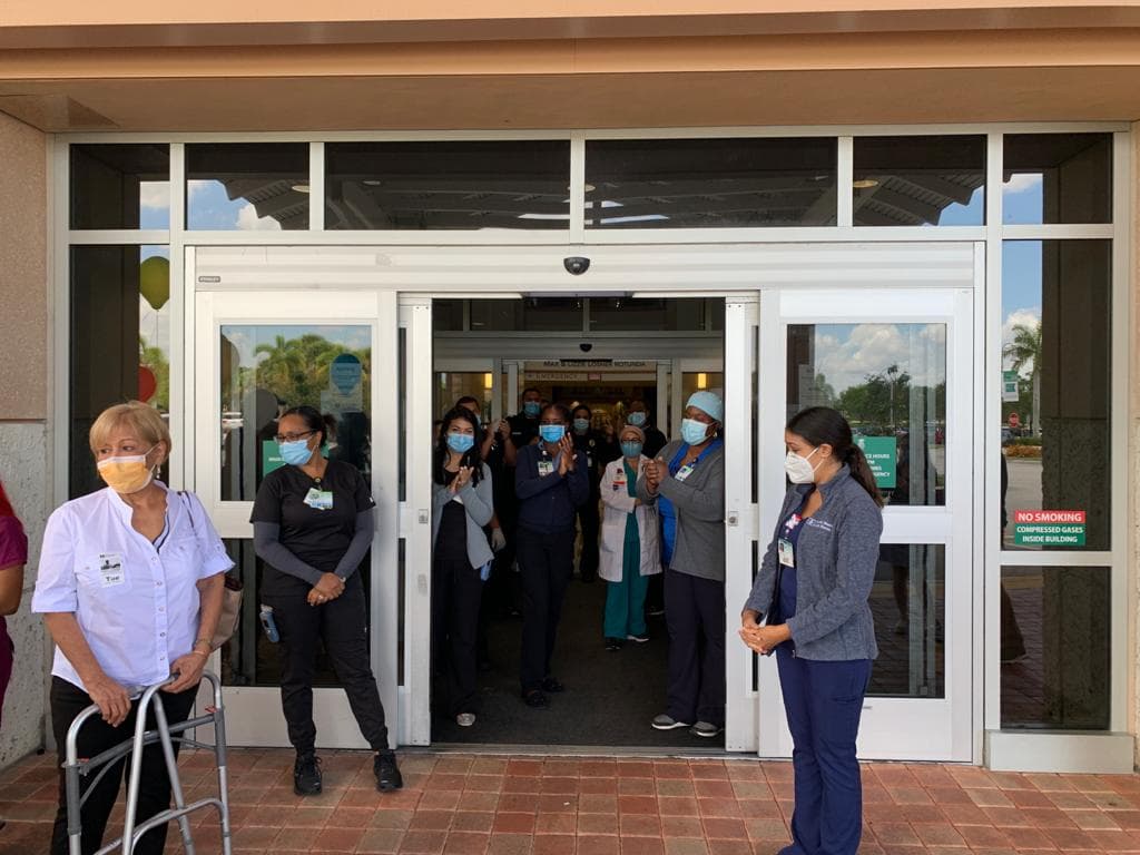 Lorenzo también agradeció a todo el personal del hospital, de quienes dijo que fueron muy queridos y amables, y envió un mensaje a las personas para que utilicen mascarilla y se cuiden, pues “nadie sabe lo que es esto”. 
<br>