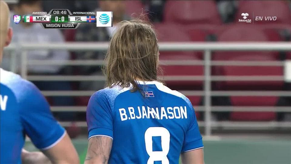 Raúl Jiménez despeja el balón y aleja el peligro